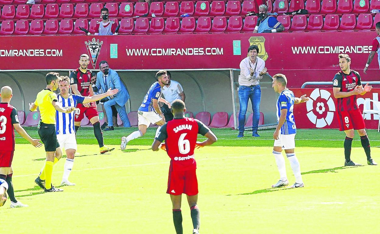 Jugadores reservas, miembros del cuerpo técnico, personal del club y varios reporteros gráficos son los únicos testigos desde las gradas del campo.