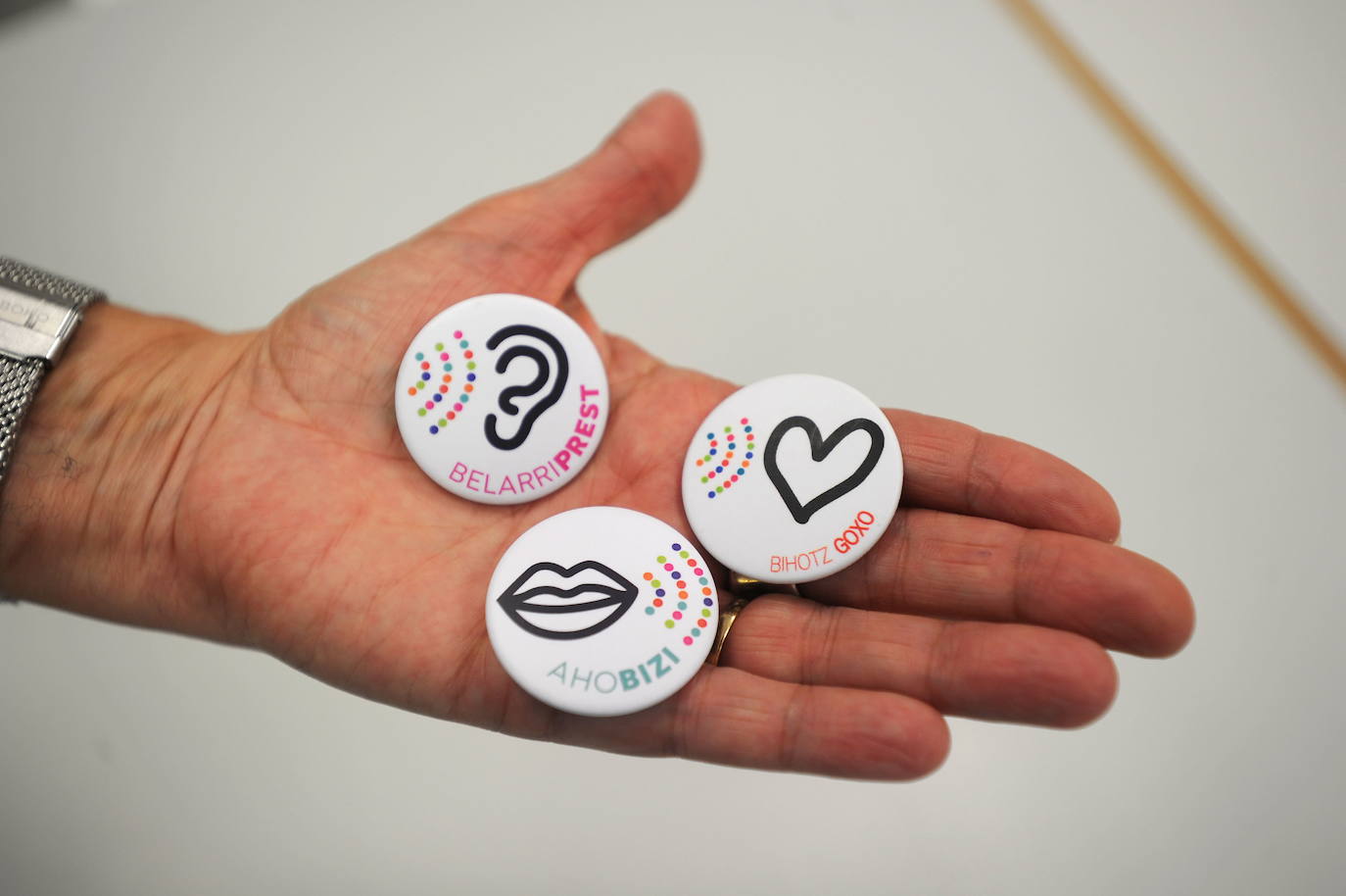 'Belarriprest 'eta' Ahobizi' txapak Euskaraldiaren lehen edizioan.