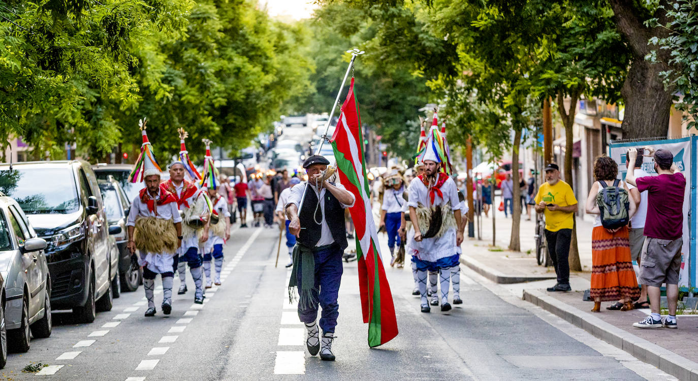 Fotos: Una kalejira representó la noche de San Juan sin hoguera en Judimendi