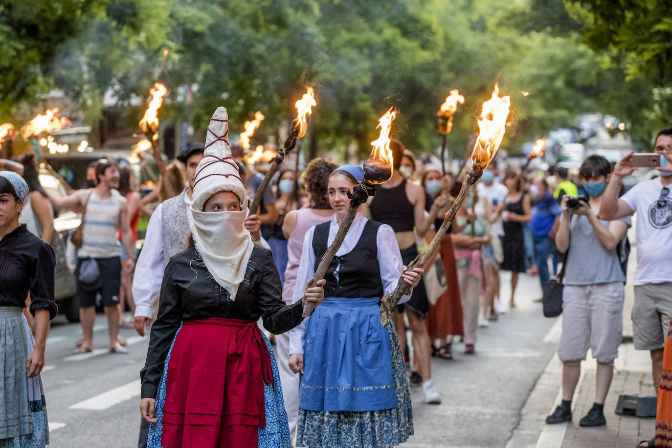 Fotos: Una kalejira representó la noche de San Juan sin hoguera en Judimendi