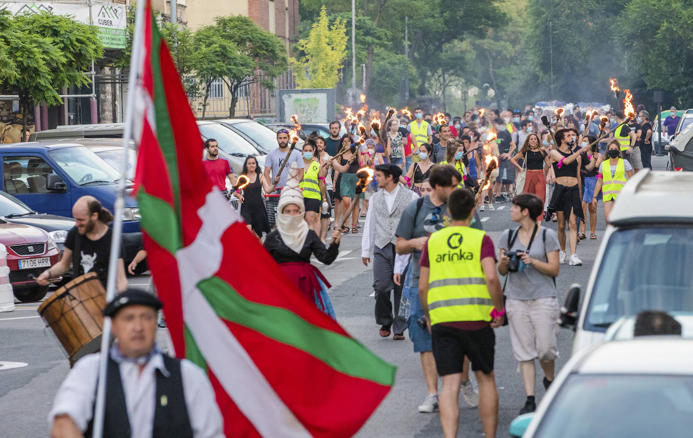 Fotos: Una kalejira representó la noche de San Juan sin hoguera en Judimendi