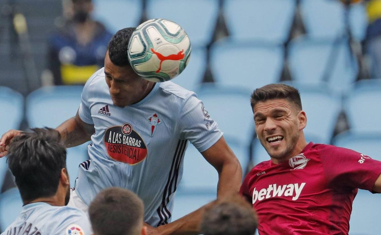 Murillo se impone a Magallán en el primer gol del Celta. 