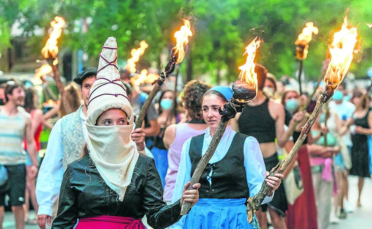 Una kalejira representó ayer la noche de San Juan sin hoguera en Judimendi. 