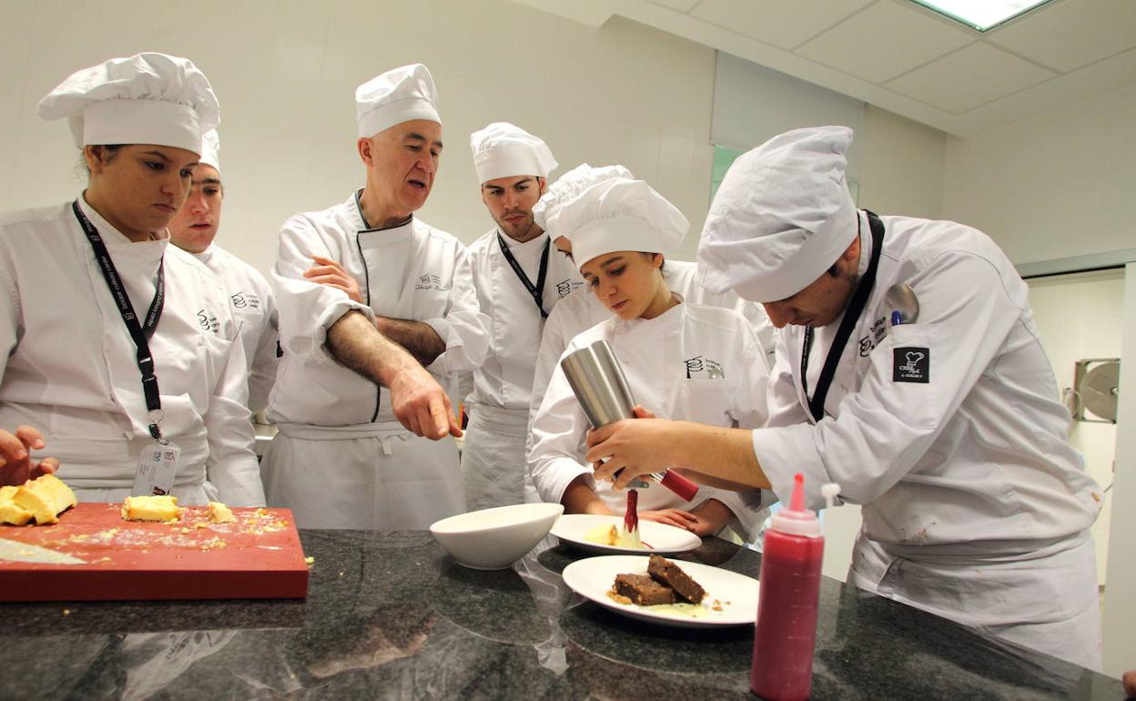 Graduko, ikastaro eta master ezberdinetako ikasle guztiek izango dute proiektuaz gozatzeko aukera, baita ikasle ohiek ere.