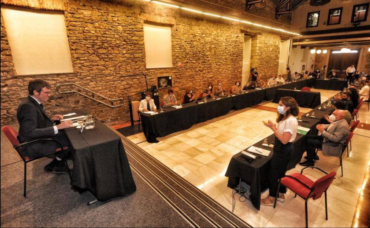 Urtaran finaliza su discurso y recibe el aplauso de su equipo de gobierno.