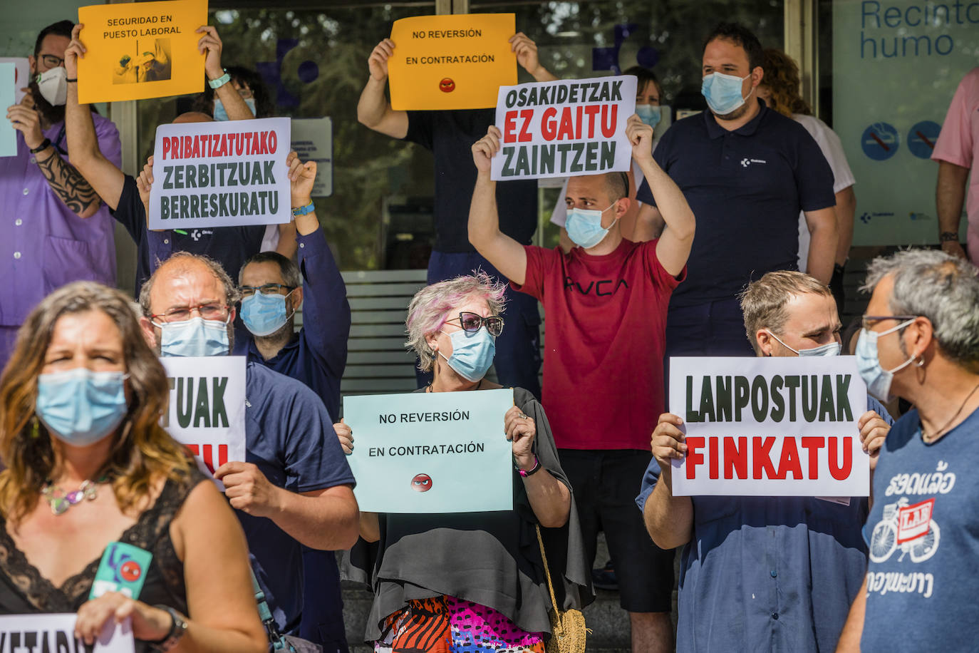 Fotos: Decenas de trabajadores se concentran en Txagorritxu y los centros de salud contra los recortes en Osakidetza