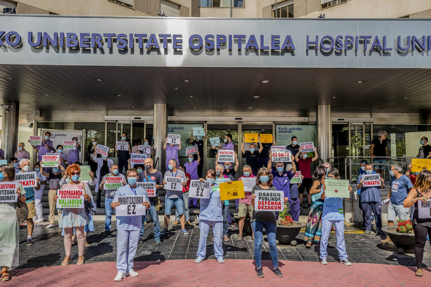 Fotos: Decenas de trabajadores se concentran en Txagorritxu y los centros de salud contra los recortes en Osakidetza