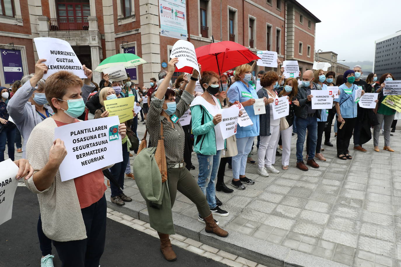 Fotos: Concentración de sanitarios en Basurto