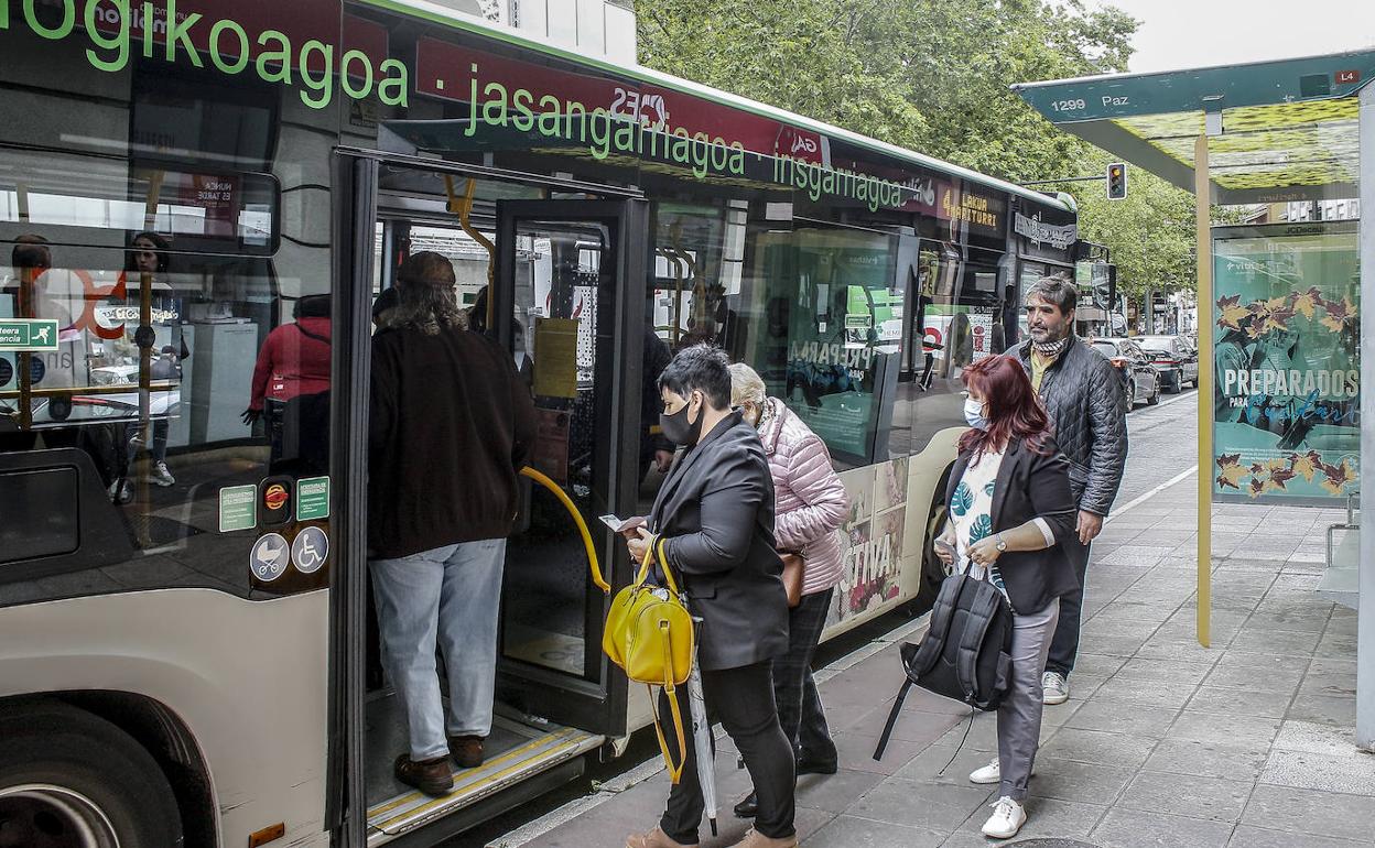 El parón por la pandemia ha llevado a una complicada situación económica al servicio de autobús urbano de Tuvisa. 