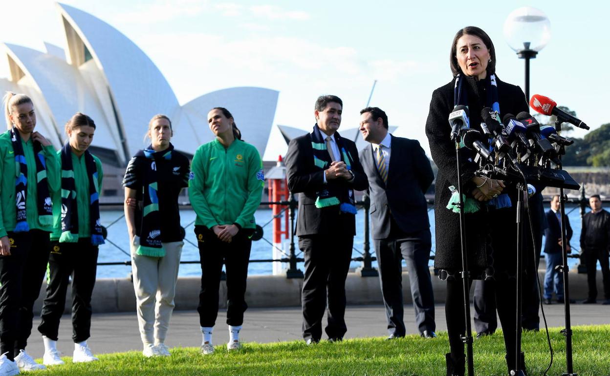 Autoridades australianas en Sídney valorando la elección junto a Nueva Zelanda como sede del Mundial. 