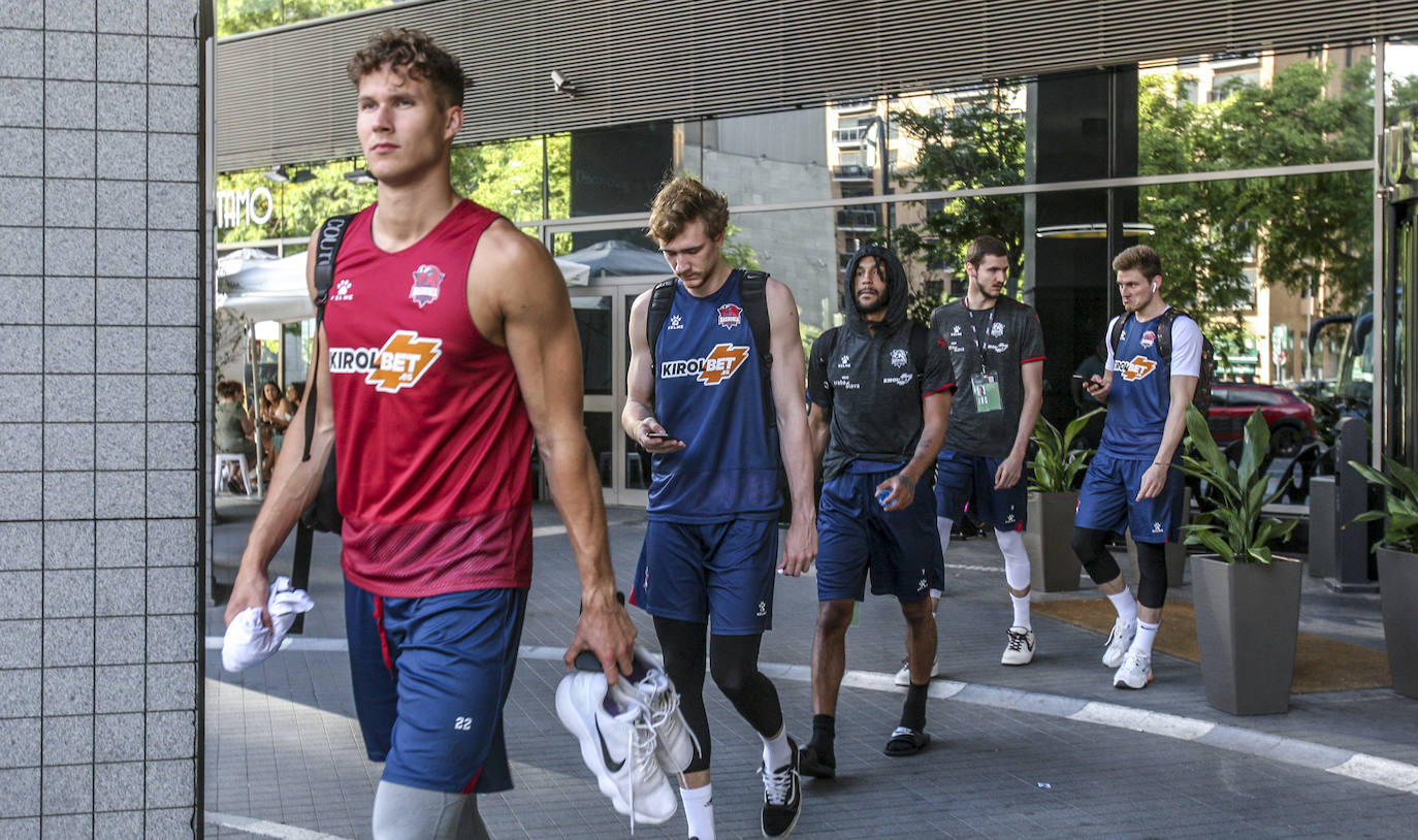 Fotos: Reclusión monacal y doble turno de entrenamiento para el Baskonia