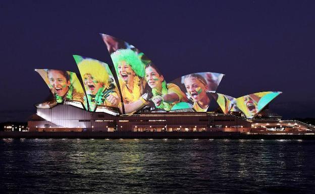 La Sydney Opera House iluminada tras conocerse la decisión de la FIFA.