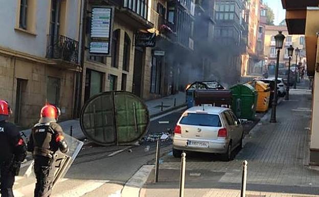 Imagen principal - Quema de contenedores en la calle Pikoketa y pitadas en la calle López de Becerra.