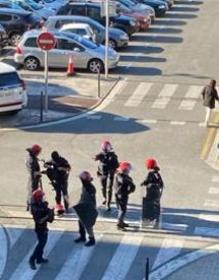 Imagen secundaria 2 - Quema de contenedores en la calle Pikoketa y pitadas en la calle López de Becerra.