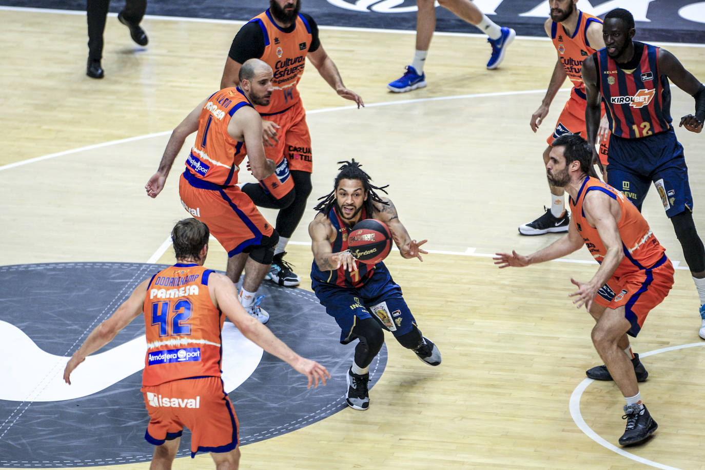Fotos: Las mejors imágenes del Valencia Basket - Kirolbet Baskonia