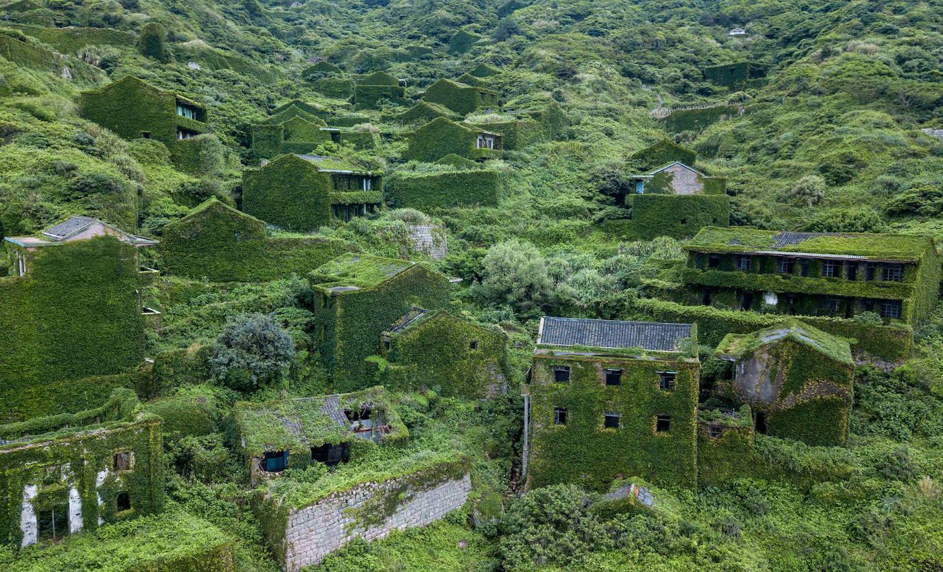 Houtouwan era una próspera comunidad de pescadores en la isla de Shenghshan (provincia oriental china de Zhejiang). En la década de 1990, la mayoría de la población abandonó el pueblo. Los pescadores locales no podían competir con la fuerte industria del continente. El aislamiento y la dificultad de abastecimiento abocaron a la localidad al declive. La vegetación avanzó durante años hasta cubrir por completo viviendas y calles. La aldea se ha convertido desde hace unos años en un punto de atracción de turismo