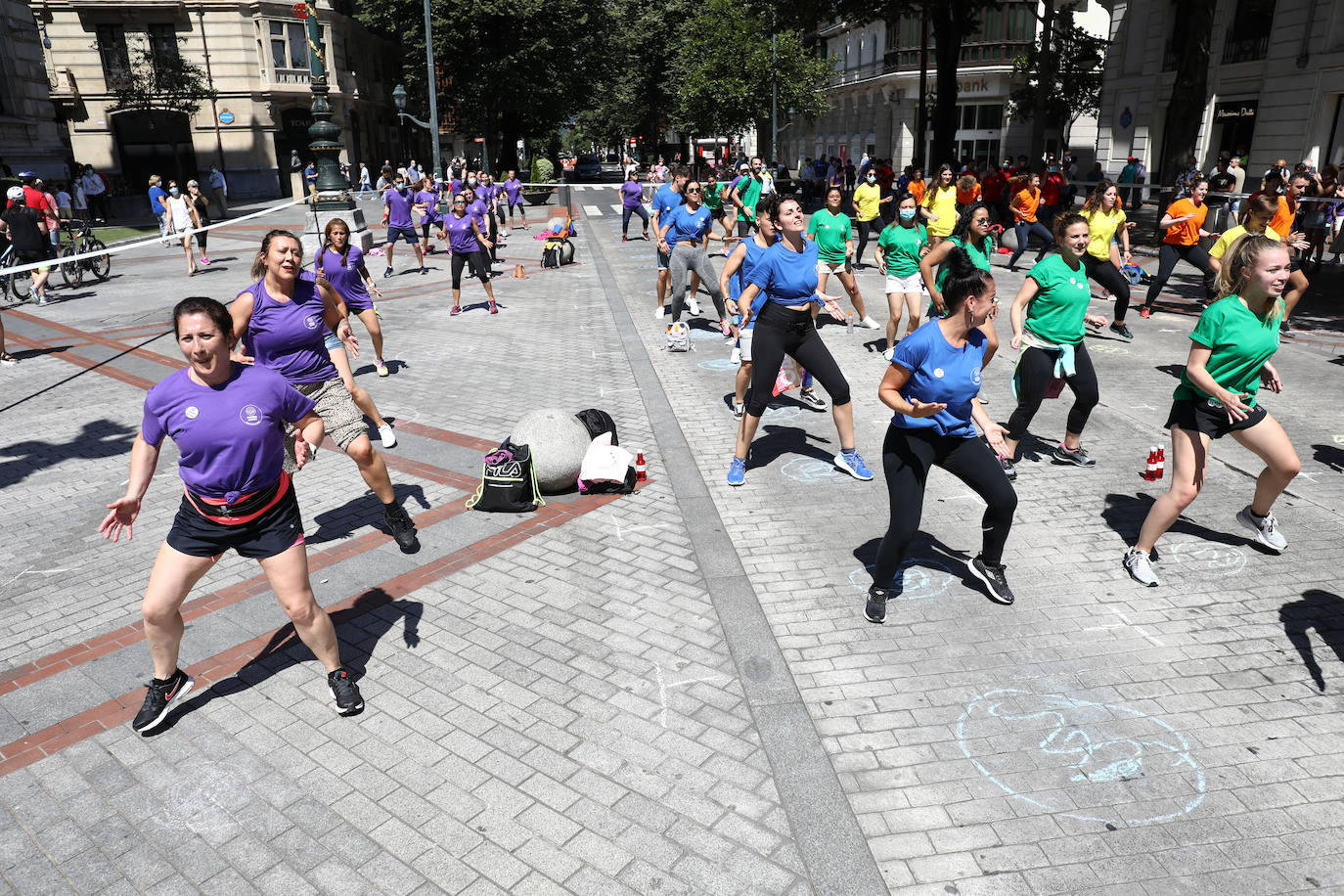 Fotos: El Orgullo llena de música la Gran Vía de Bilbao
