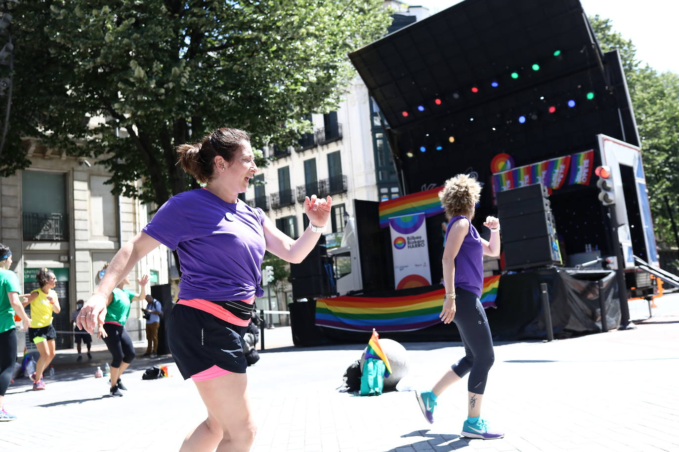 Fotos: El Orgullo llena de música la Gran Vía de Bilbao