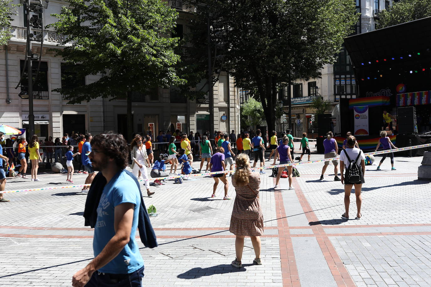 Fotos: El Orgullo llena de música la Gran Vía de Bilbao
