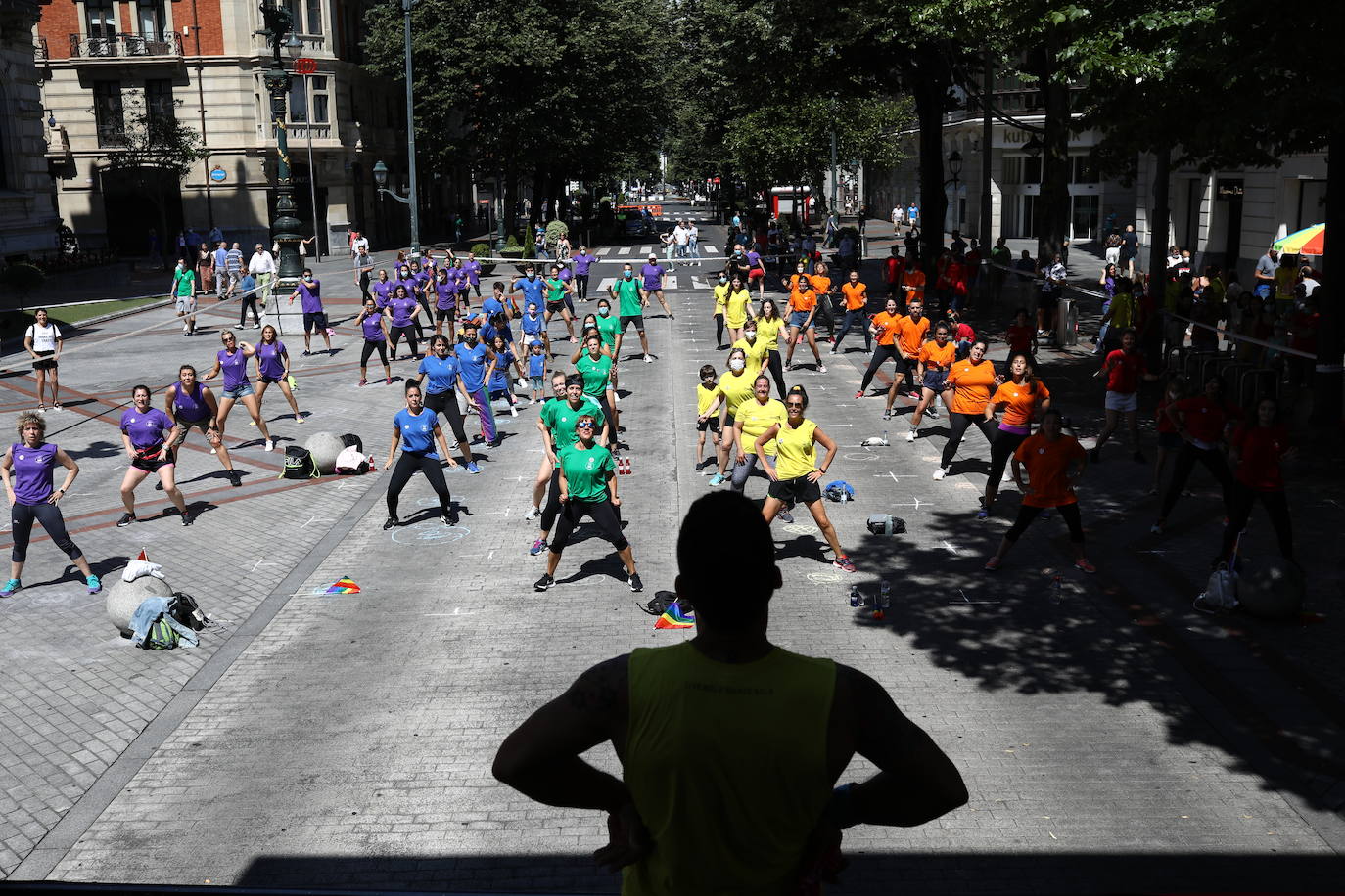 Fotos: El Orgullo llena de música la Gran Vía de Bilbao