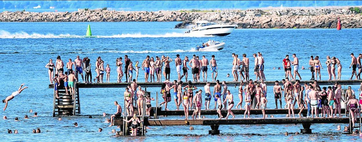 Bañistas se refrescan en un muelle en Malmo, Suecia, durante la ola de calor sufrida esta semana en el país escandinavo. 