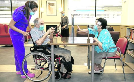 Una pantalla de metacrilato previene los contagios durante las visitas.