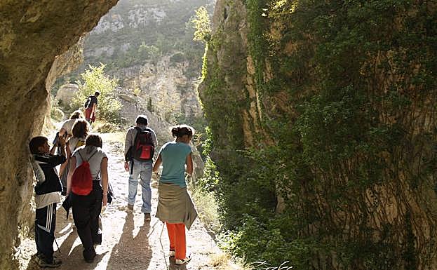 Imagen principal - De las salinas milenarias al desfiladero del río Purón