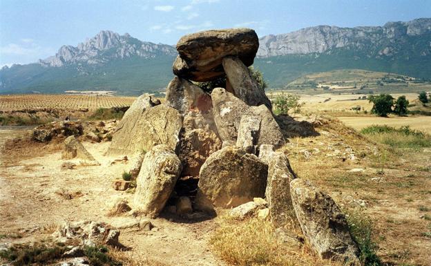 Imagen principal - 1. Dolmen La Chabola de la Hechicera. 2 Las lagunas bañan los pies de la localidad alavesa. 3. La emblemática torre de Oion. 