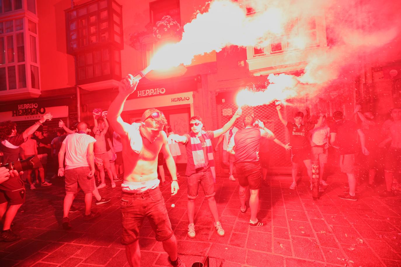 La fiesta del baloncesto, en los bares y las calles de Vitoria. 