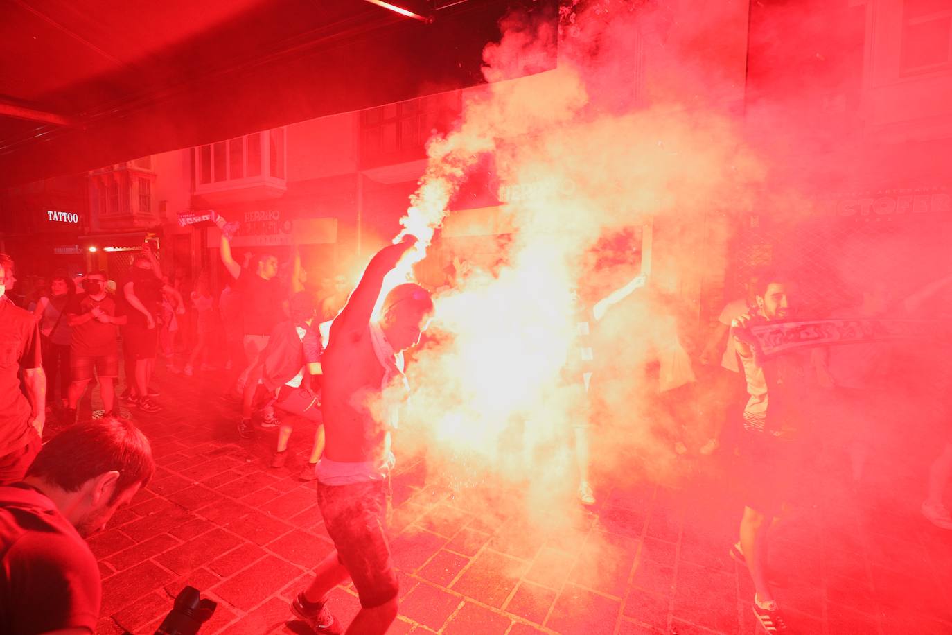 La fiesta del baloncesto, en los bares y las calles de Vitoria. 