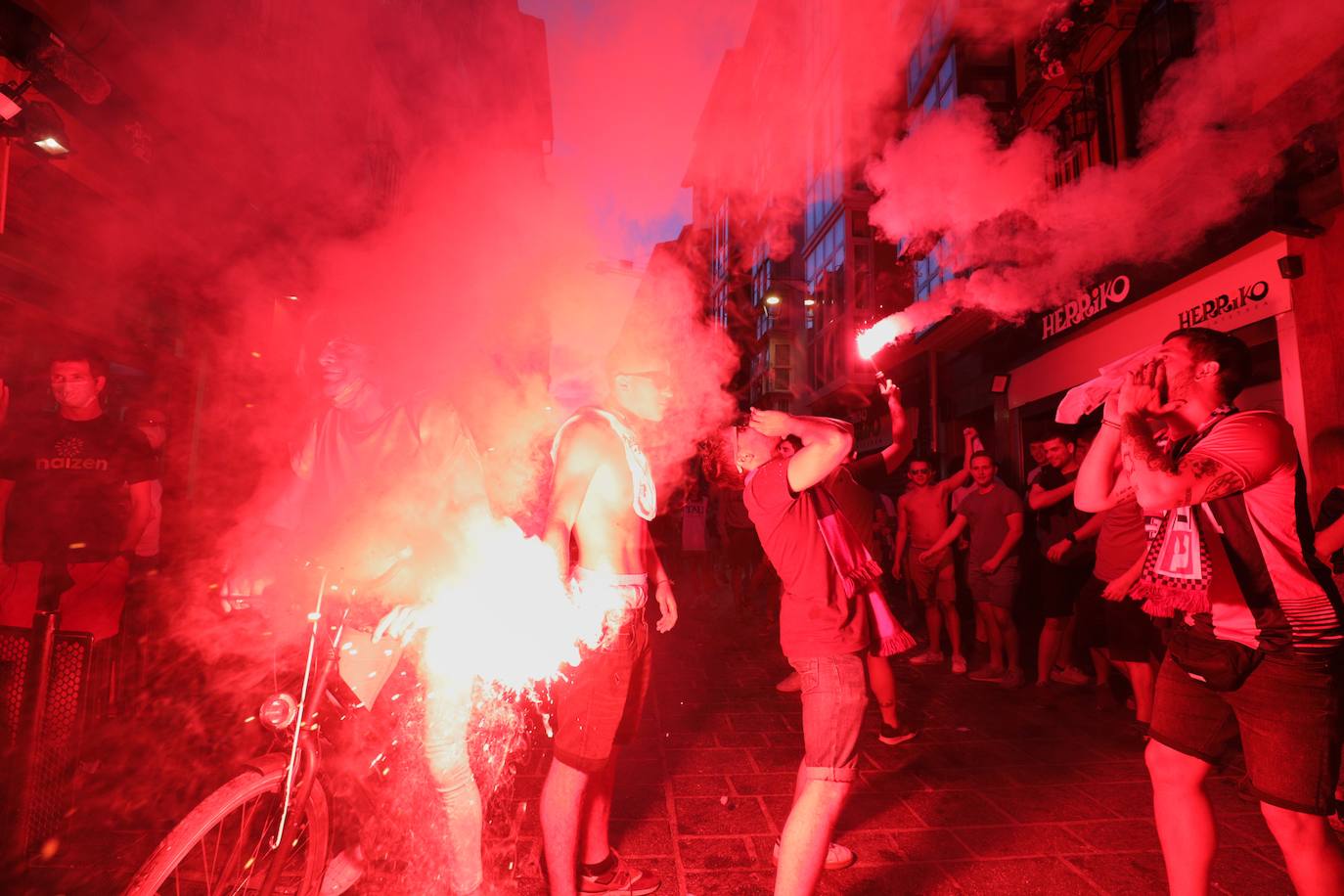 La fiesta del baloncesto, en los bares y las calles de Vitoria. 