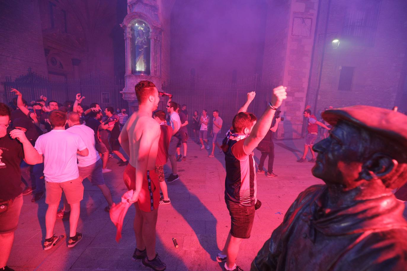 La fiesta del baloncesto, en los bares y las calles de Vitoria. 