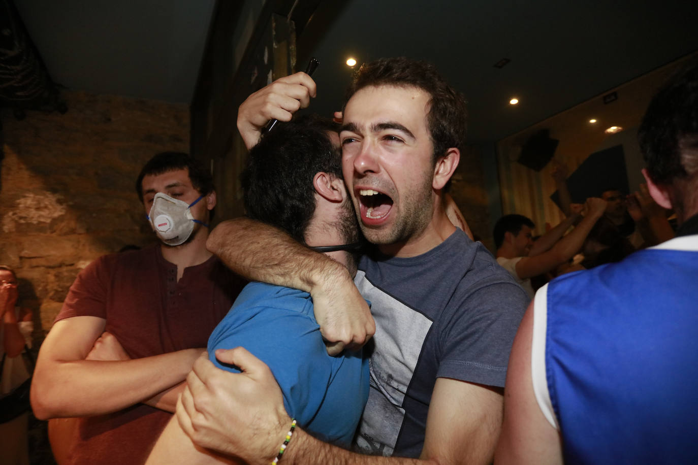 La fiesta del baloncesto, en los bares y las calles de Vitoria. 