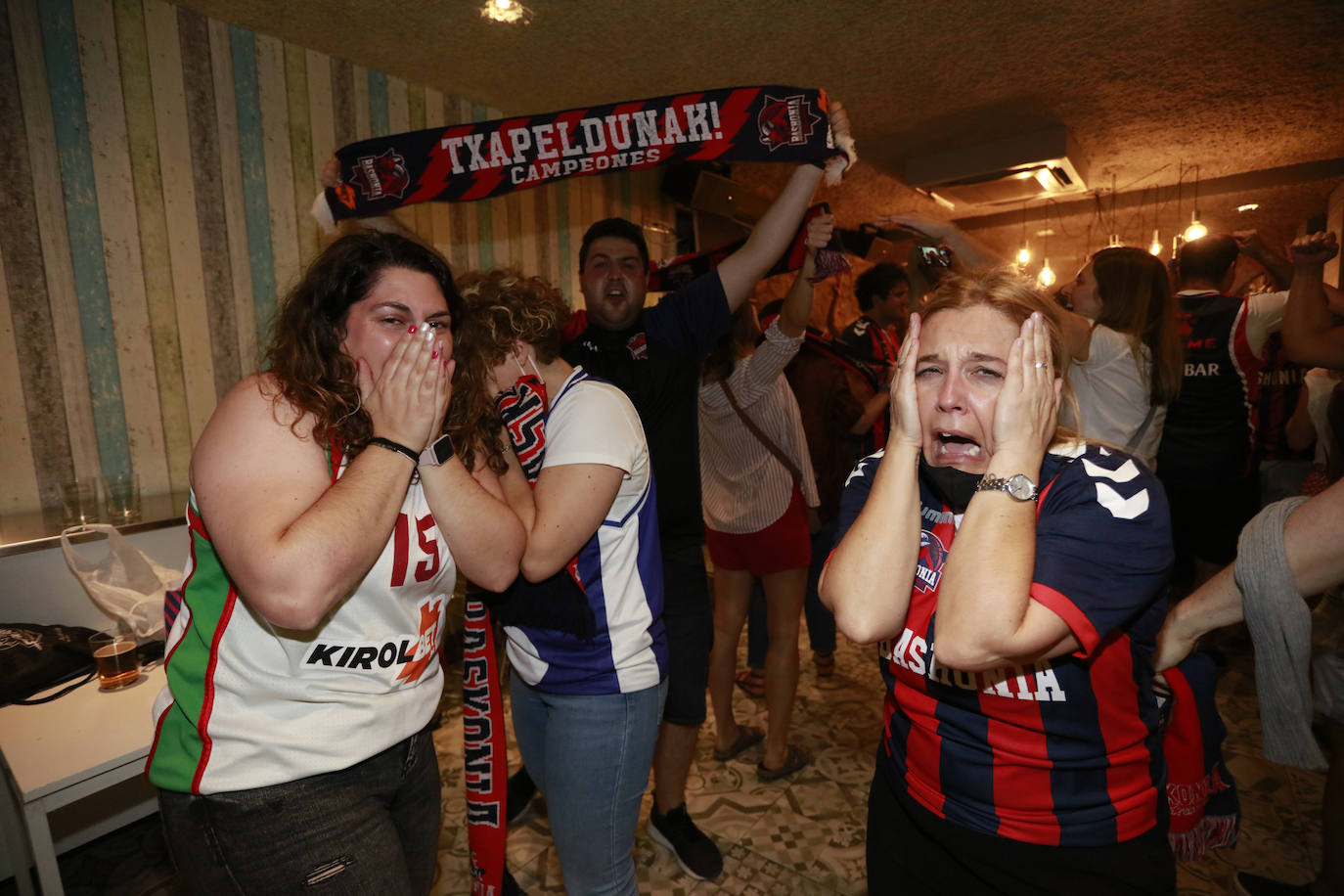 La fiesta del baloncesto, en los bares y las calles de Vitoria. 