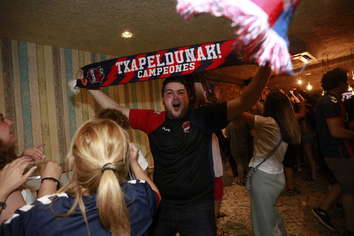 La fiesta del baloncesto, en los bares y las calles de Vitoria. 