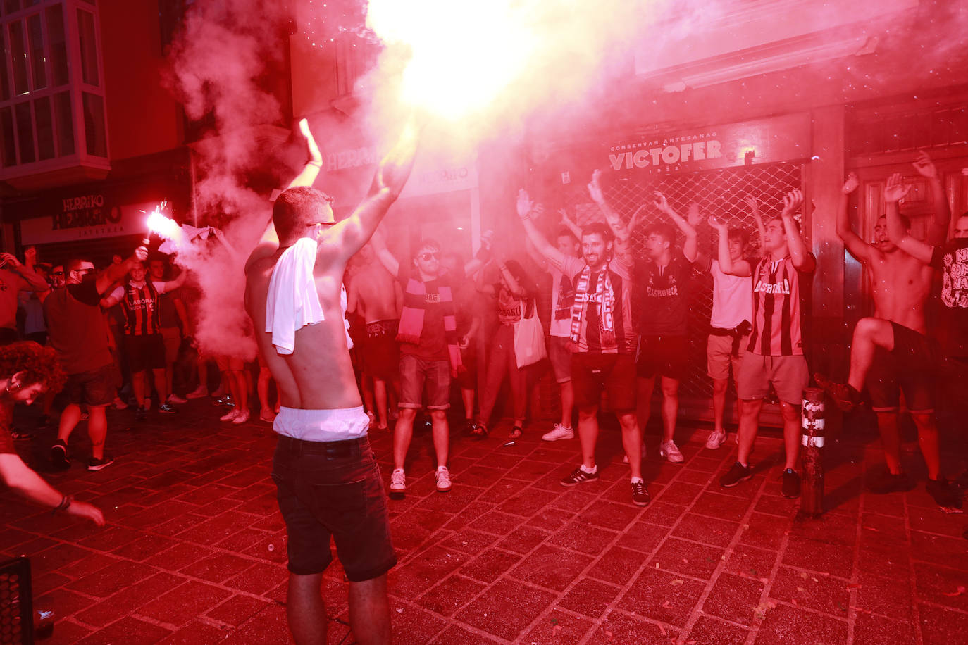 La fiesta del baloncesto, en los bares y las calles de Vitoria. 