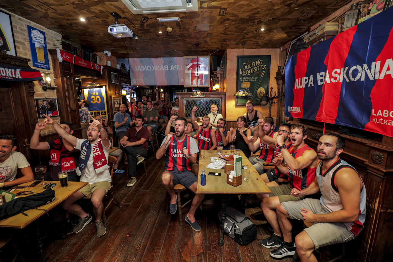 La fiesta del baloncesto, en los bares de Vitoria. 