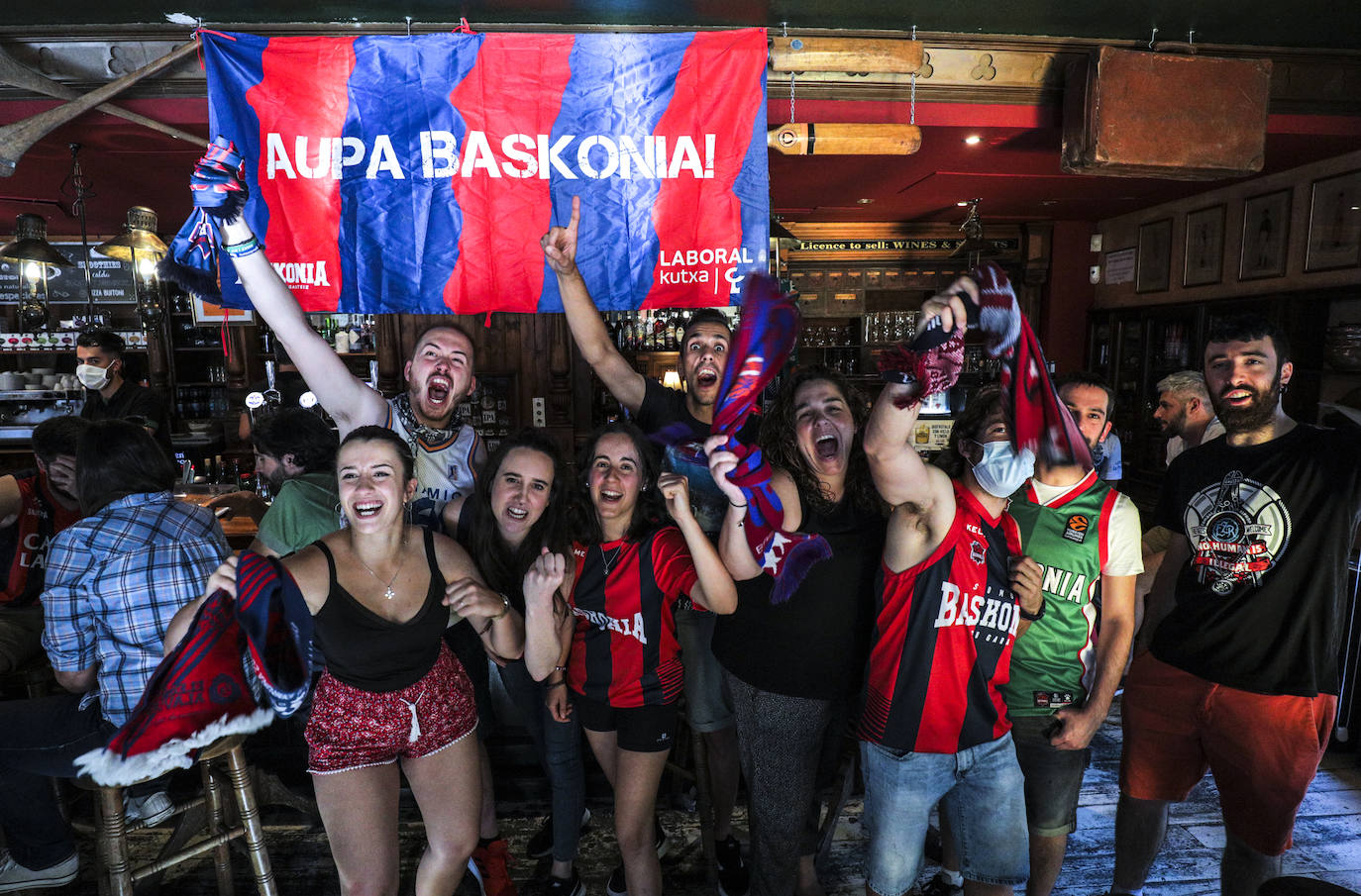 La fiesta del baloncesto, en los bares de Vitoria. 