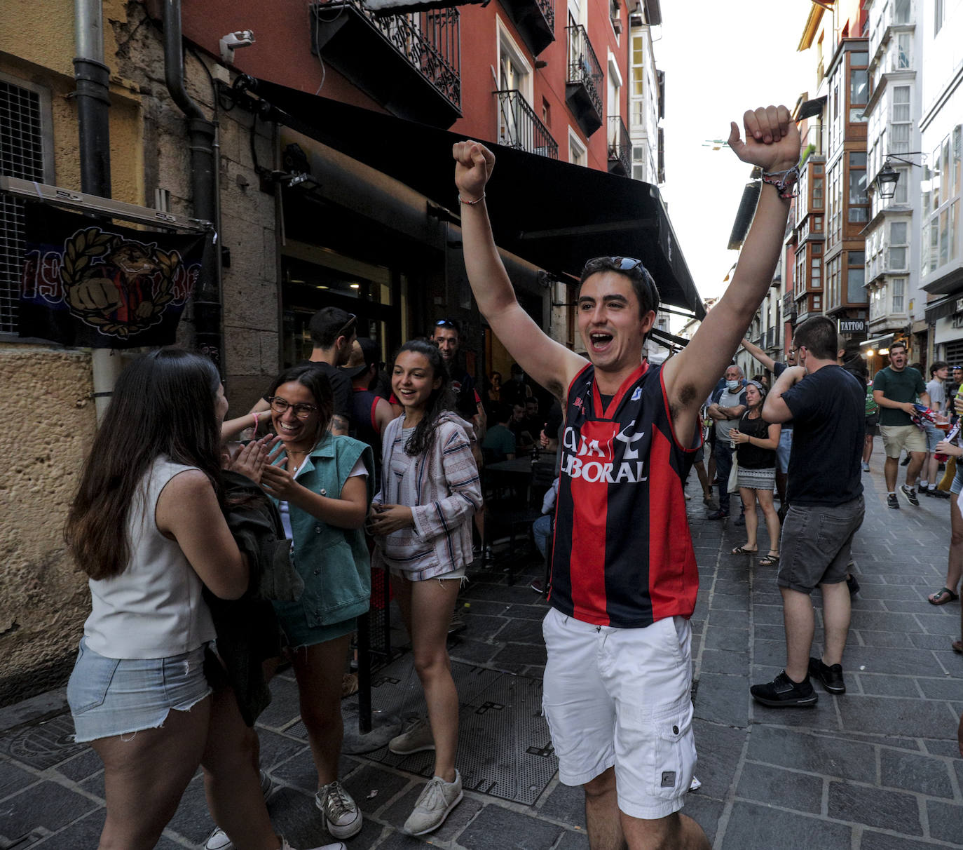 La fiesta del baloncesto, en los bares y las calles de Vitoria. 