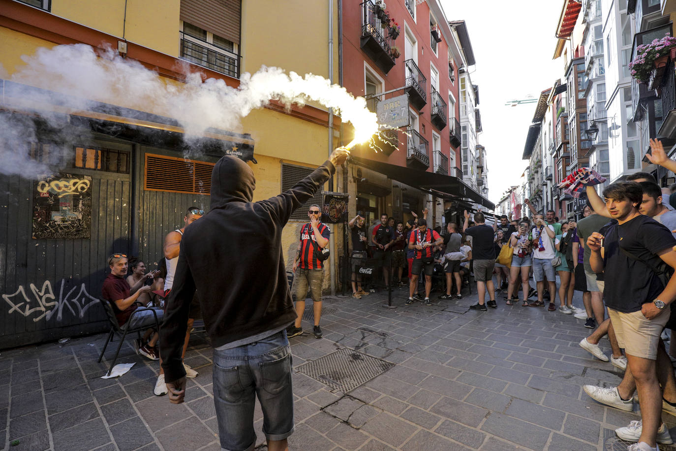 La fiesta del baloncesto, en los bares y las calles de Vitoria. 