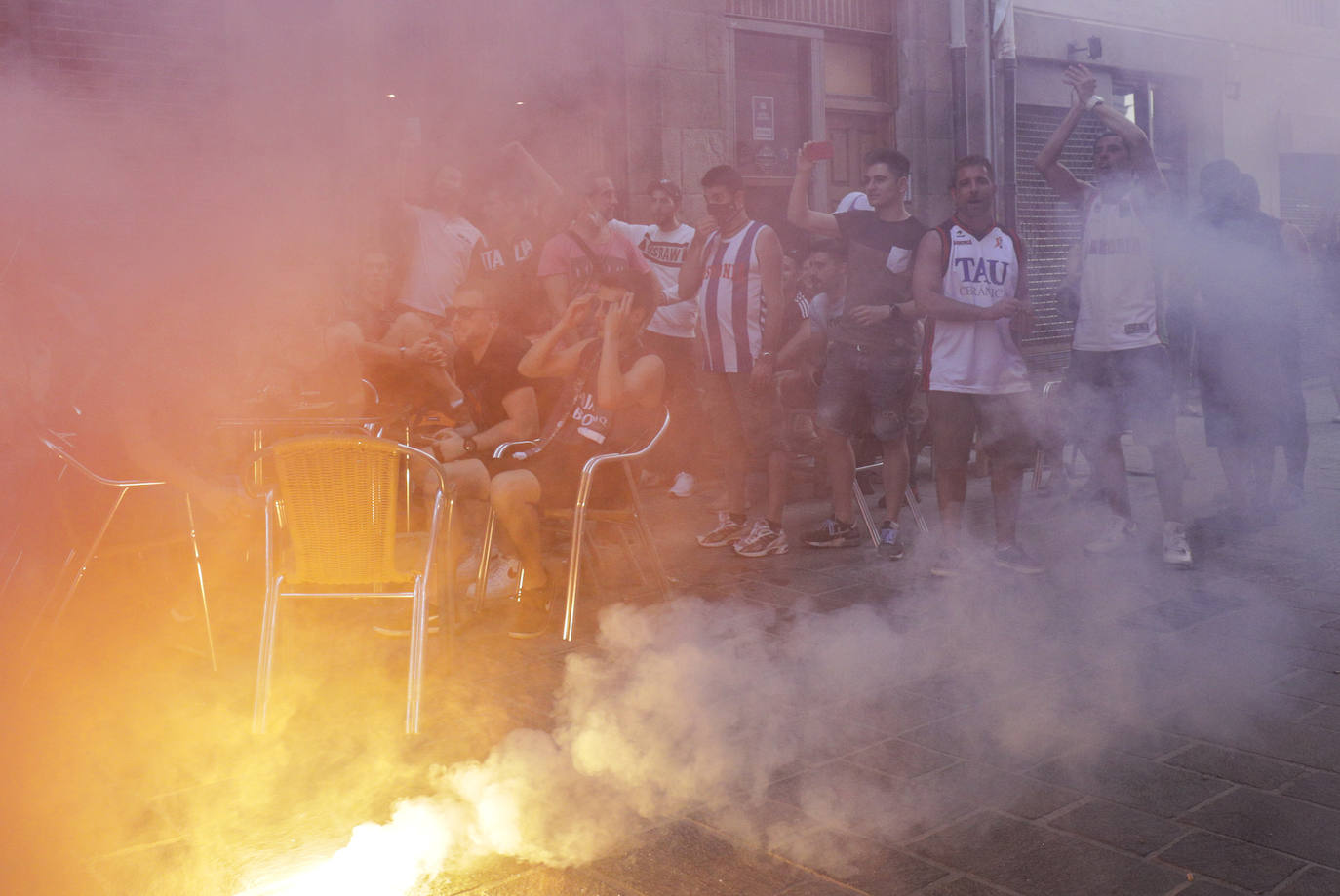 La fiesta del baloncesto, en los bares y las calles de Vitoria. 