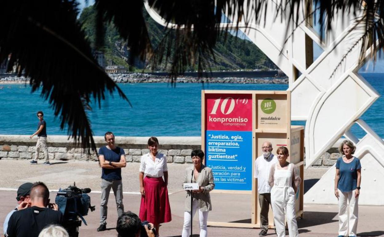 Bildu ha celebrado un acto delante de la estatuta 'Paloma de la Paz' en San Sebastián. 