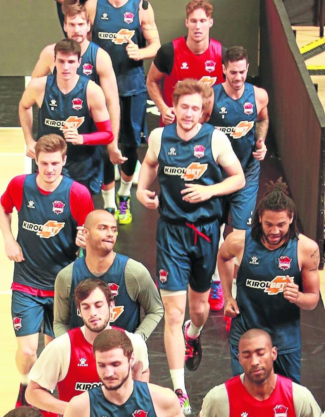 La plantilla, durante el entrenamiento de ayer. 