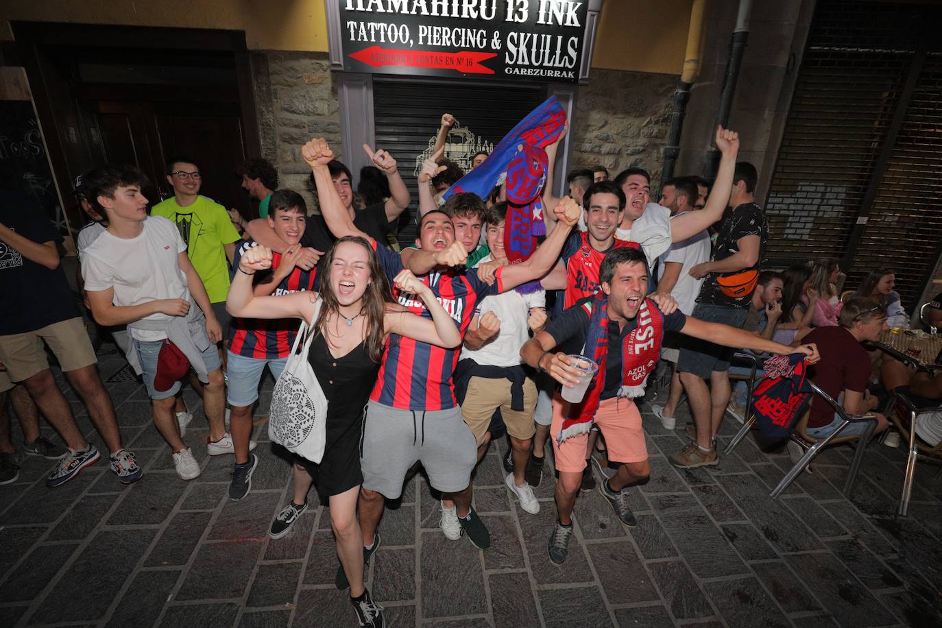 La fiesta del baloncesto, en los bares y las calles de Vitoria. 