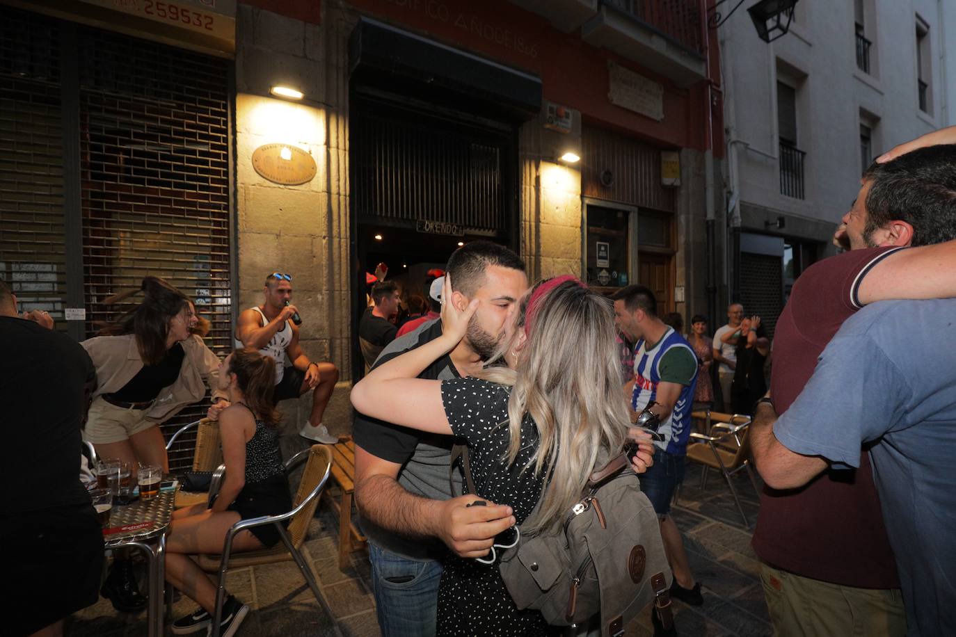 La fiesta del baloncesto, en los bares y las calles de Vitoria. 