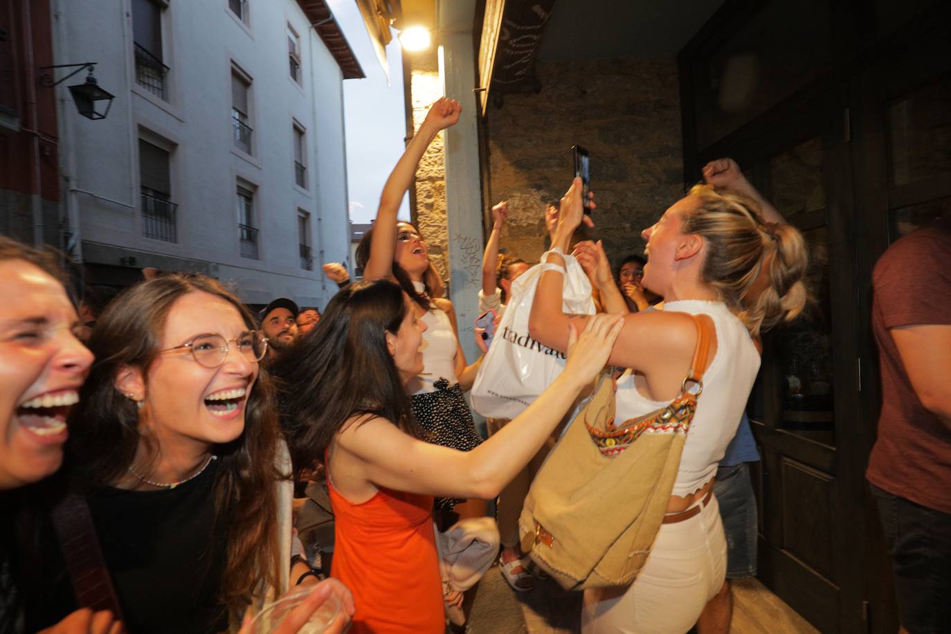 La fiesta del baloncesto, en los bares y las calles de Vitoria. 
