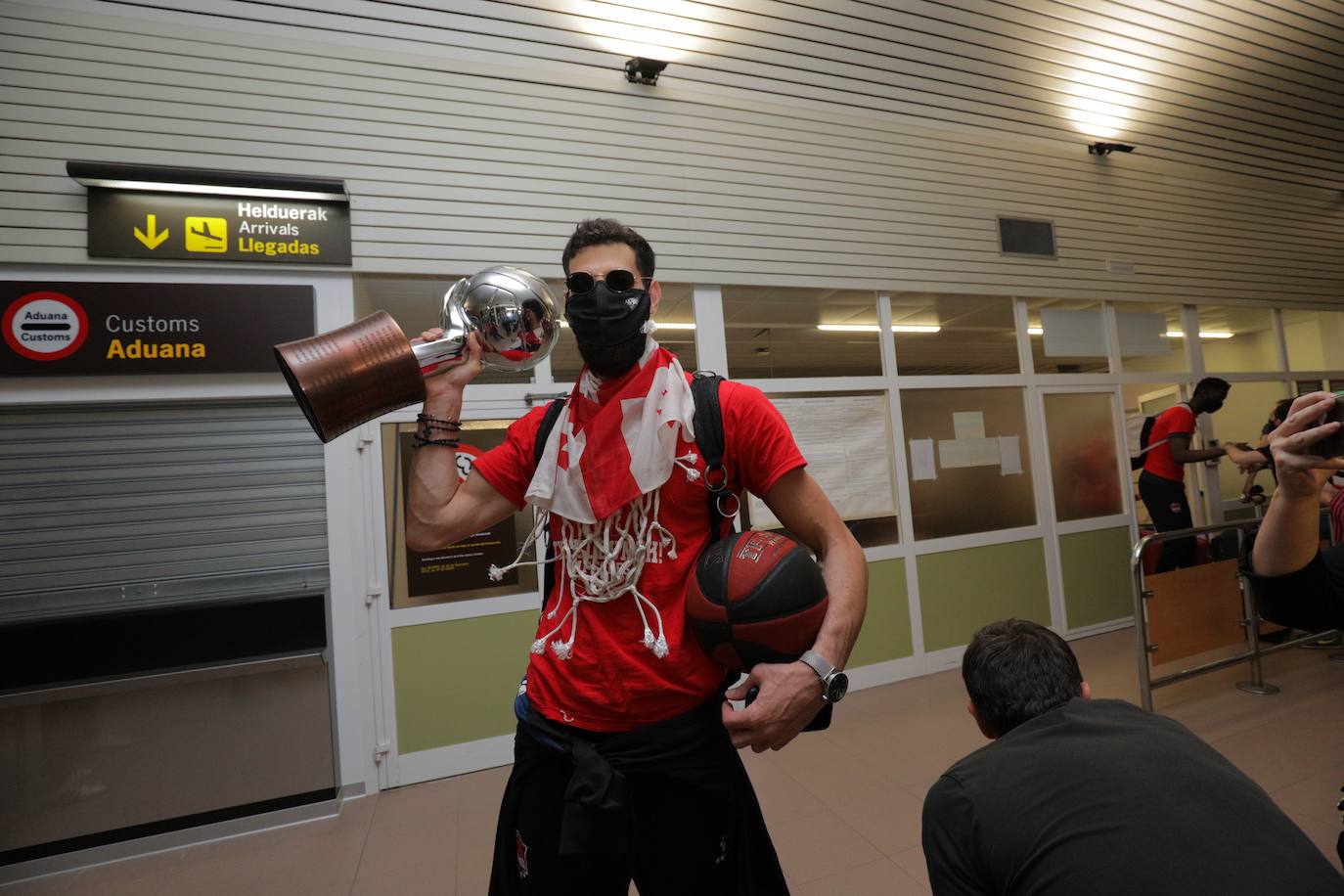 La expedición baskonista ha llegado de madrugada al aeropuerto de Foronda.