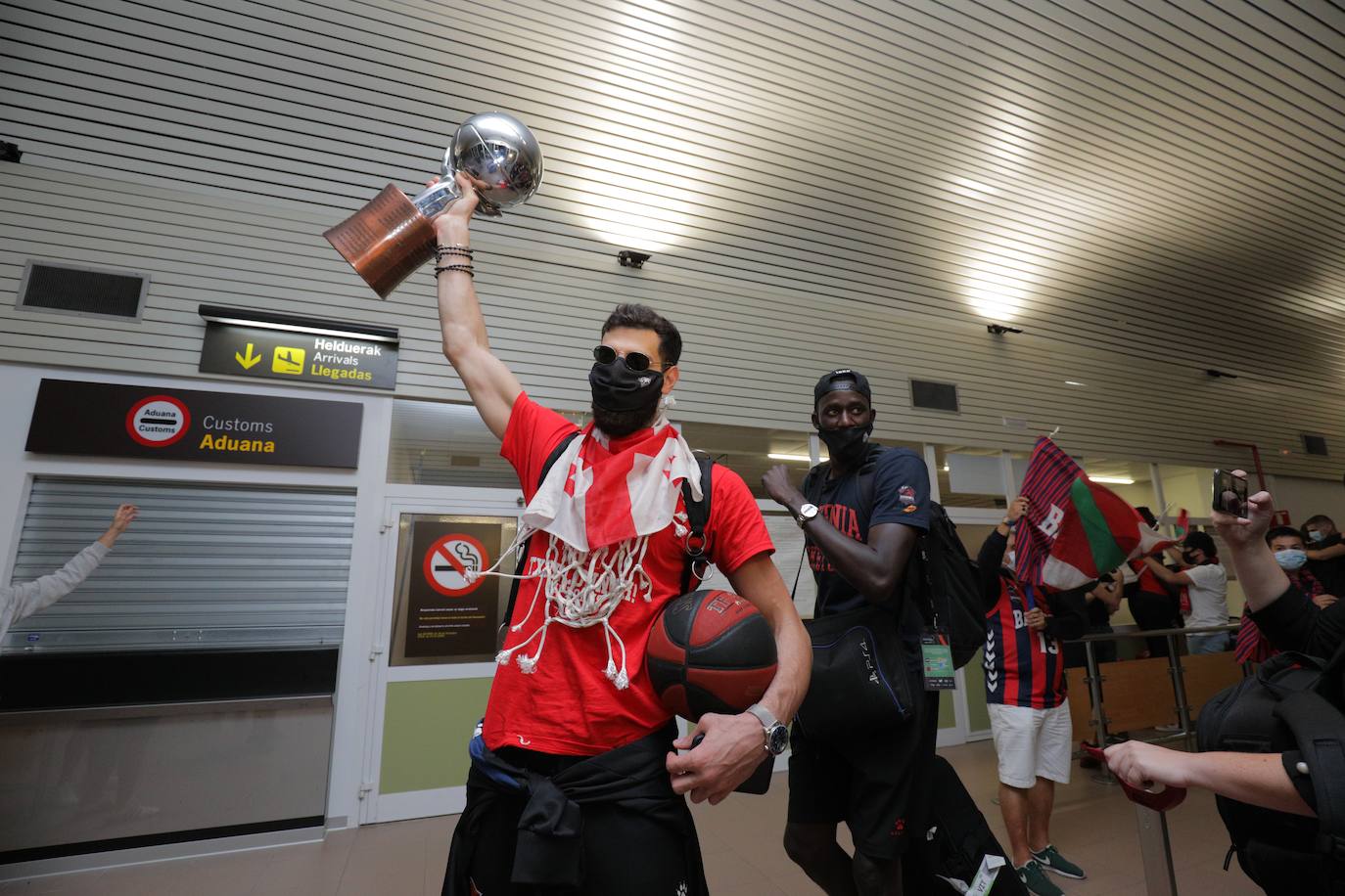 La expedición baskonista ha llegado de madrugada al aeropuerto de Foronda.