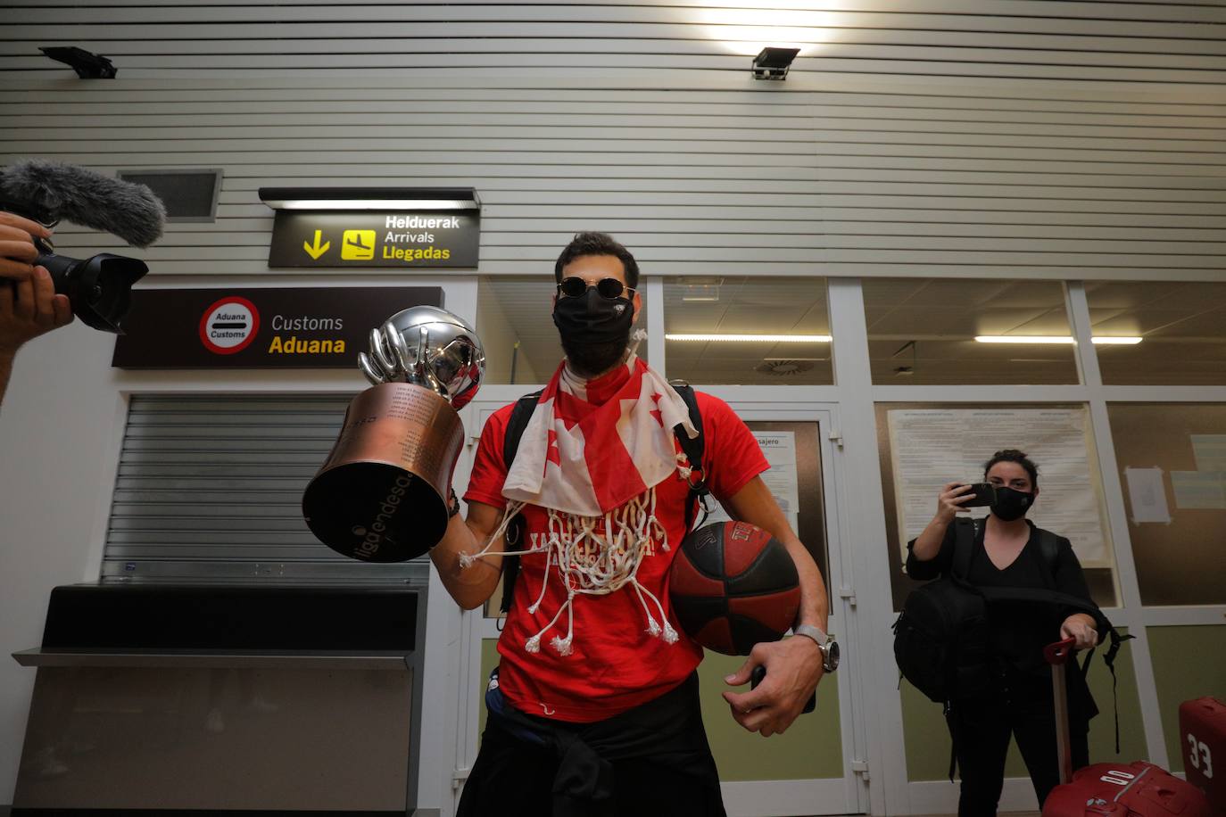 La expedición baskonista ha llegado de madrugada al aeropuerto de Foronda.