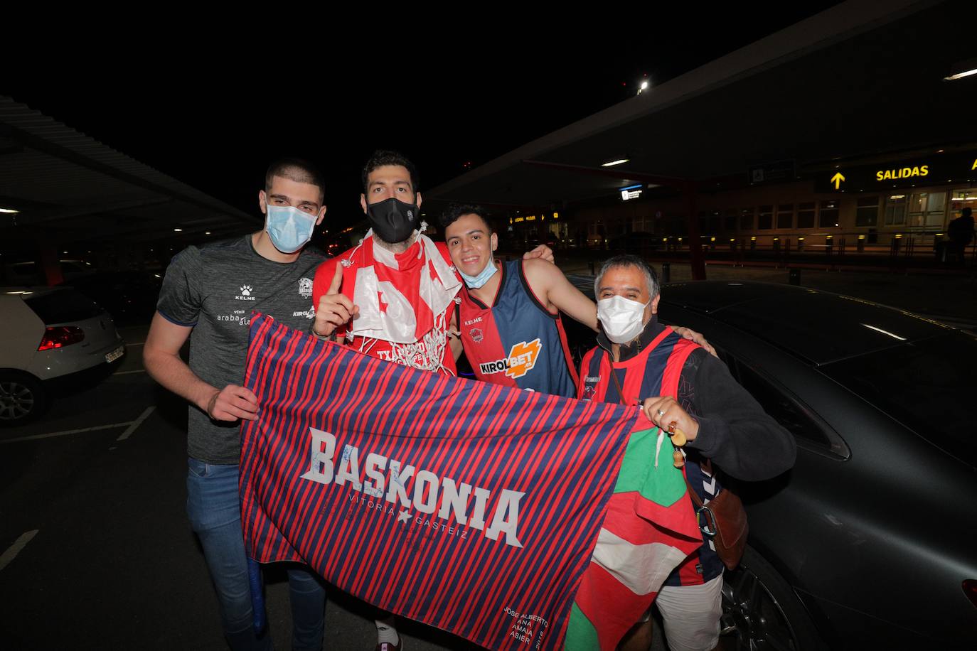 La expedición baskonista ha llegado de madrugada al aeropuerto de Foronda.